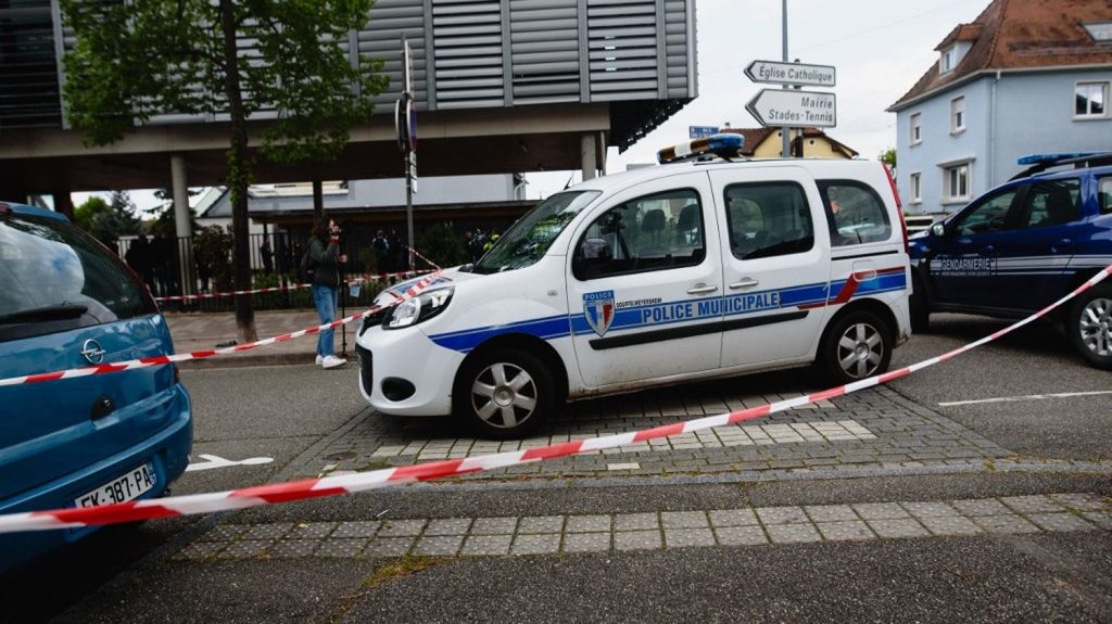 Agression de deux fillettes dans le Bas-Rhin : une collégienne meurt après un arrêt cardiaque en marge de l'attaque
L'adolescente de 14 ans avait été hospitalisée après un malaise cardiaque survenu lors du confinement de son établissement.