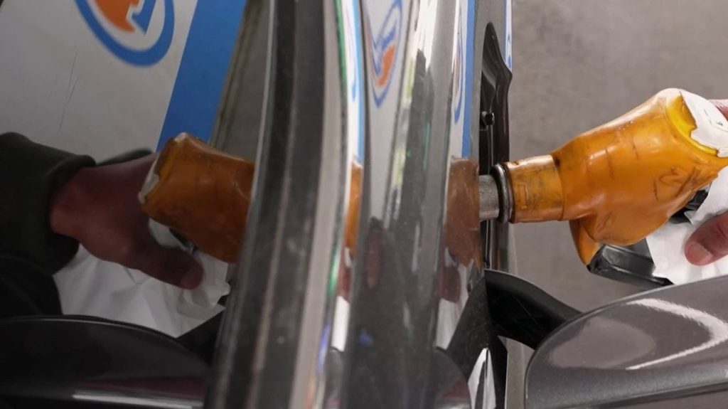 Gironde : des clients de stations E.Leclerc retrouvent de l'eau dans leur carburant
Des automobilistes s'étant fournis en carburant dans des stations-service de l'enseigne E.Leclerc en Gironde tentent de se faire dédommager par le groupe pour les réparations de leurs véhicules détériorés. Ils ont en effet retrouvé de l'eau dans leur carburant.