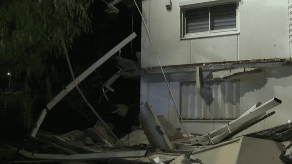 Alpes-Maritimes : sept balcons d'un immeuble d'Antibes s'effondrent, aucune victime
À Antibes, dans les Alpes-Maritimes, sept balcons d'un immeuble se sont effondrés dans la soirée du dimanche 14 avril. Les 39 habitants du bâtiment ont été évacués.