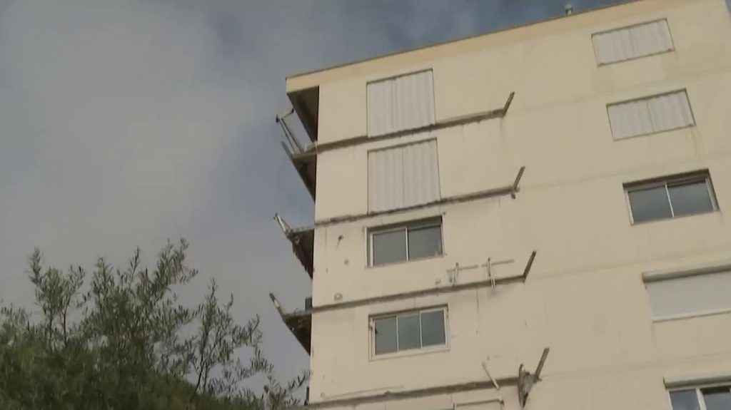 Alpes-Maritimes : sept balcons d'un immeuble se sont effondrés à Antibes
À Antibes, dans les Alpes-Maritimes, sept balcons d'un immeuble se sont effondrés dans la soirée du dimanche 14 avril. Aucune victime n'est à déplorer. D'autres, présents sur une autre façade, menacent également de céder.