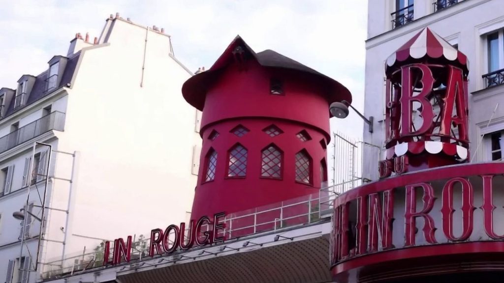 Moulin Rouge : les ailes du cabaret effondrées
Le célèbre Moulin Rouge de Pigalle, à Paris, a perdu ses ailes, qui sont tombées au sol dans la nuit du mercredi 24 au jeudi 25 avril. Ces grosses structures métalliques n'ont par chance pas fait de blessés.