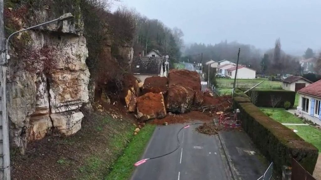 Dordogne : des travaux nécessaires après l'effondrement d'une falaise
En Dordogne, un morceau de falaise s’est effondré sur une route départementale à Excideuil. Les riverains sont coupés du centre-bourg depuis trois mois.