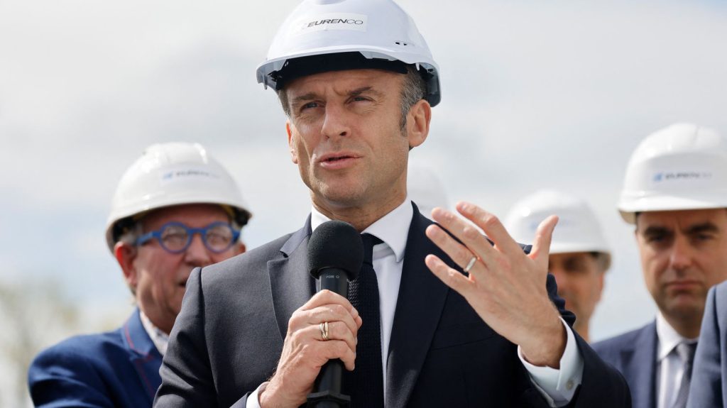 Visite d'Emmanuel Macron à Bergerac : "Il n'y a pas de fatalité industrielle", déclare le président
Emmanuel Macron a posé la première pierre d'une nouvelle usine d'Eurenco qui fabrique de la poudre d'obus. Une production destinée notamment à l'Ukraine.