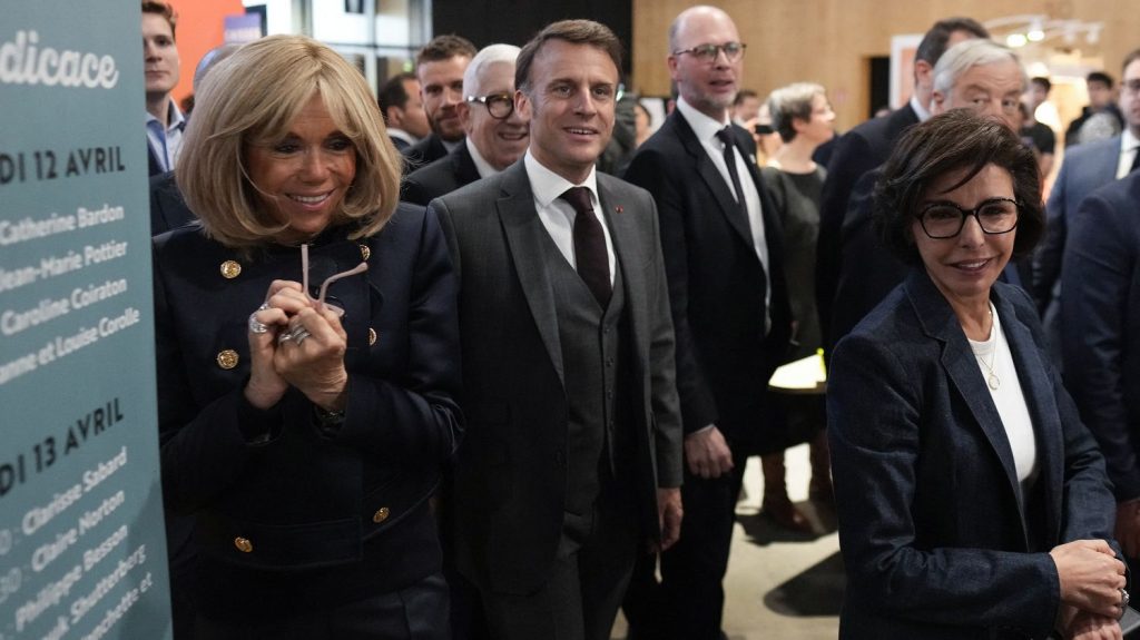 Festival du livre de Paris 2024 : Emmanuel Macron invite les jeunes "à systématiser des rites de lecture quotidienne"
Le président s'est rendu au Festival du livre de Paris vendredi, notamment pour y visiter le pavillon québécois, invité d'honneur, et y rencontrer la scène littéraire contemporaine.