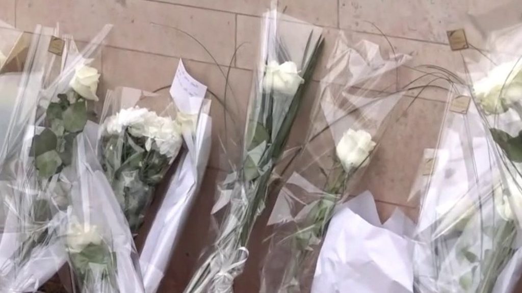 Essonne : émotion à Viry-Châtillon après la mort d'un collégien
Émotion et recueillement à Viry-Châtillon (Essonne), au lendemain de la mort de Shamseddine, 15 ans, roué de coups près de son collège, vendredi 5 avril. Les hommages se multiplient devant les grilles de l'établissement.