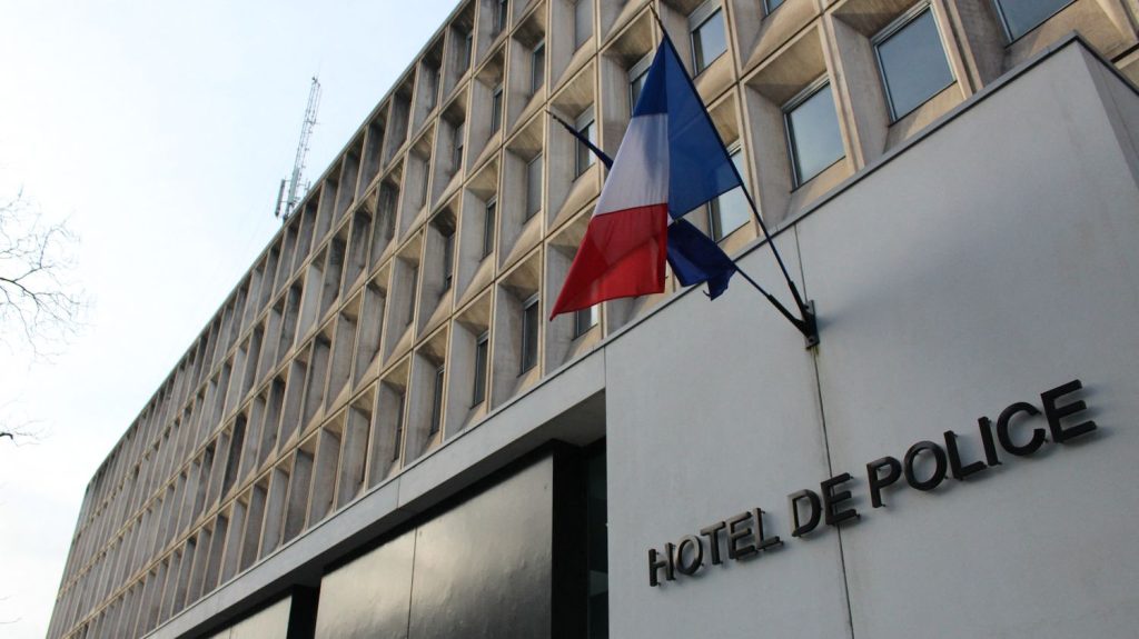Un garçon de 11 ans se présente seul au commissariat de Nancy pour dénoncer les violences de son père
Scolarisé en 6e, l'enfant avait bavardé en classe et redoutait de rentrer chez lui, de crainte de la colère paternelle. La police a constaté des traces multiples de coups sur son corps. Les parents seront jugés en octobre.
