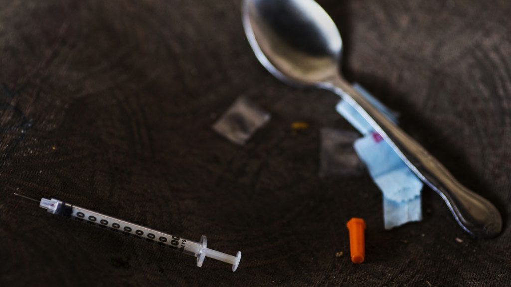 Bordeaux : un nouveau mort dans une soirée "chemsex", une enquête ouverte pour homicide involontaire
Un homme de 62 ans est mort au cours d'une soirée "chemsex" lundi 8 avril. C'est le troisième à perdre la vie dans ces circonstances en un mois à Bordeaux.