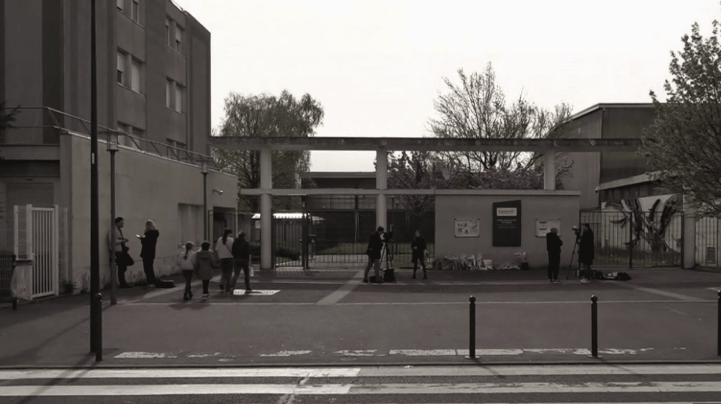 Décès d’un collégien à Viry-Châtillon : tué pour avoir échangé avec une fille ?
L’enquête sur la mort du jeune collégien de Viry-Châtillon progresse. Cinq personnes ont été placées en garde à vue le 6 avril. Elles ont apporté leur version des faits. La détention provisoire a été requise par le parquet pour quatre d’entre elles.