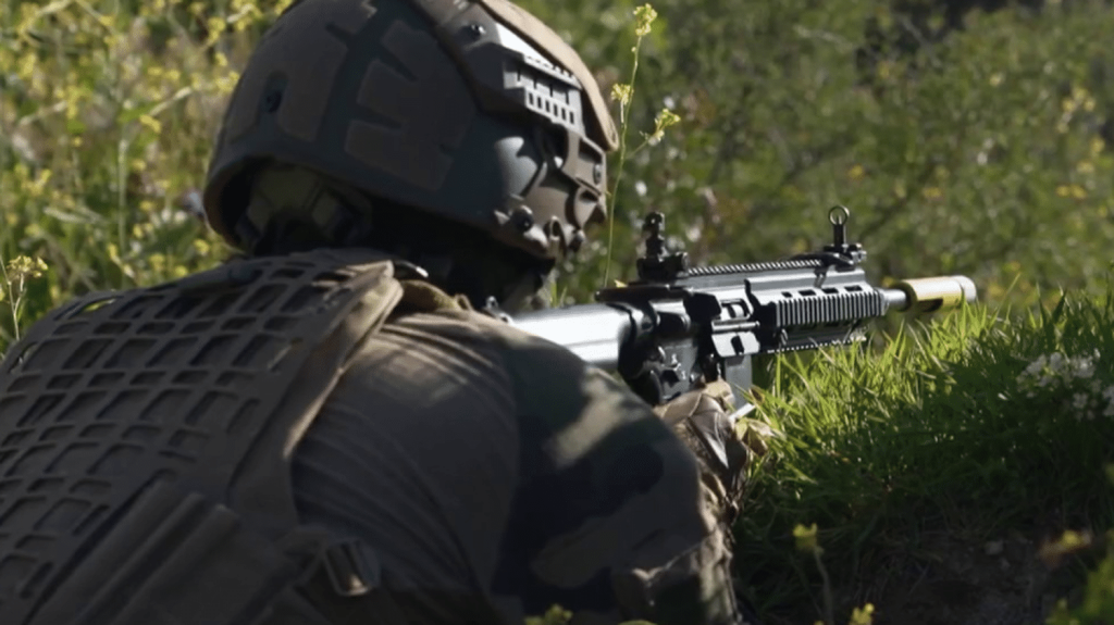 Armée française : l'entraînement des soldats a évolué avec la guerre en Ukraine
À l'école de l'infanterie de Draguignan, dans le Var, les soldats ne se préparent plus seulement à des conflits de type asymétrique contre des groupes terroristes, mais à une guerre dite de "haute intensité", comme celle qui se déroule actuellement en Ukraine.