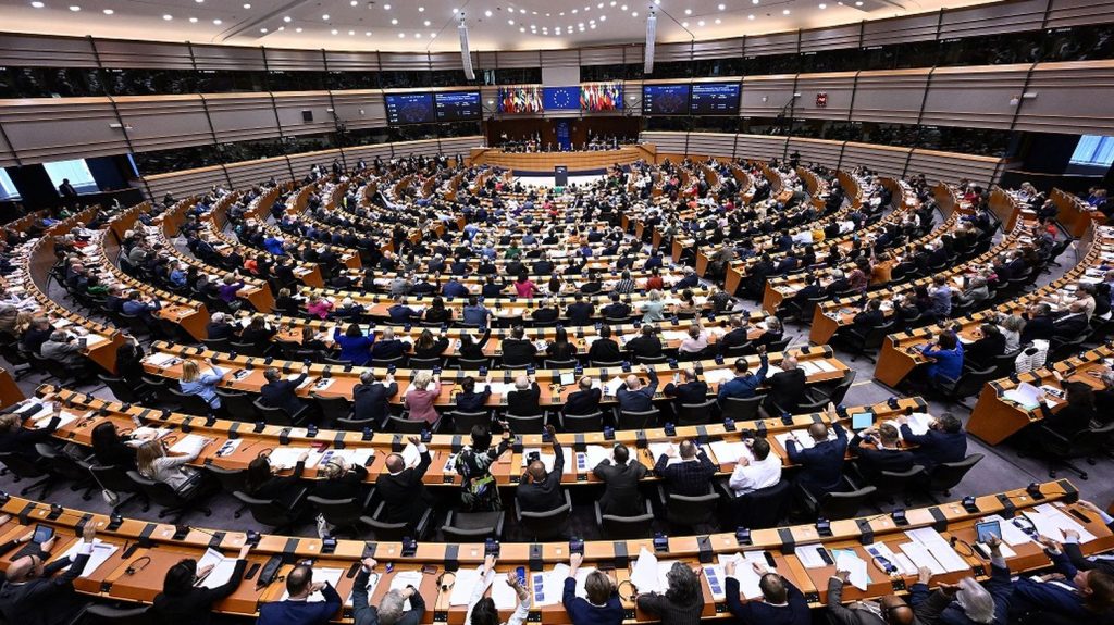 Droits sociaux et environnementaux : que va changer le "devoir de vigilance" des entreprises voté au Parlement européen ?
Les entreprises de plus de 1 000 salariés avec un chiffre d'affaires supérieur à 450 millions d'euros seront désormais concernées.