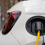 "Ce sont des véhicules agréables à conduire" : quand les entreprises jouent le jeu du verdissement de leur flotte automobile
L'Assemblée nationale examine mardi une proposition de loi pour contraindre plus fortement les plus grosses entreprises à convertir leur parc automobile pour des véhicules dits "propres". Même si elles restent rares, celles qui ont déjà accepté de jouer le jeu en tirent un bilan positif.