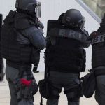 "Ils m'ont mise à genoux les mains en l'air et ils m'ont menottée" : la BRI débarque par erreur dans une maison près de Rouen
Des hommes de la BRI se sont introduits par erreur dans un pavillon normand. La famille qui a été menottée est traumatisée et va engager une procédure en indemnisation.