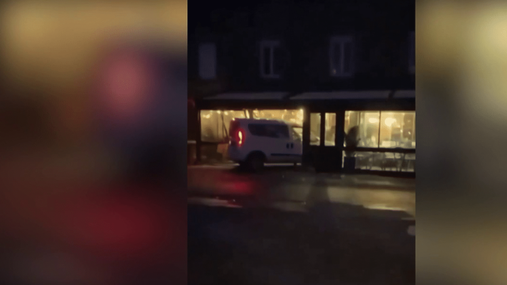 Morbihan : une camionnette fonce délibérément dans un bar-restaurant
Le soir du vendredi 5 avril, une voiture a foncé dans un bar restaurant dans la commune d’Etel, dans le Morbihan. 11 personnes ont été blessées.