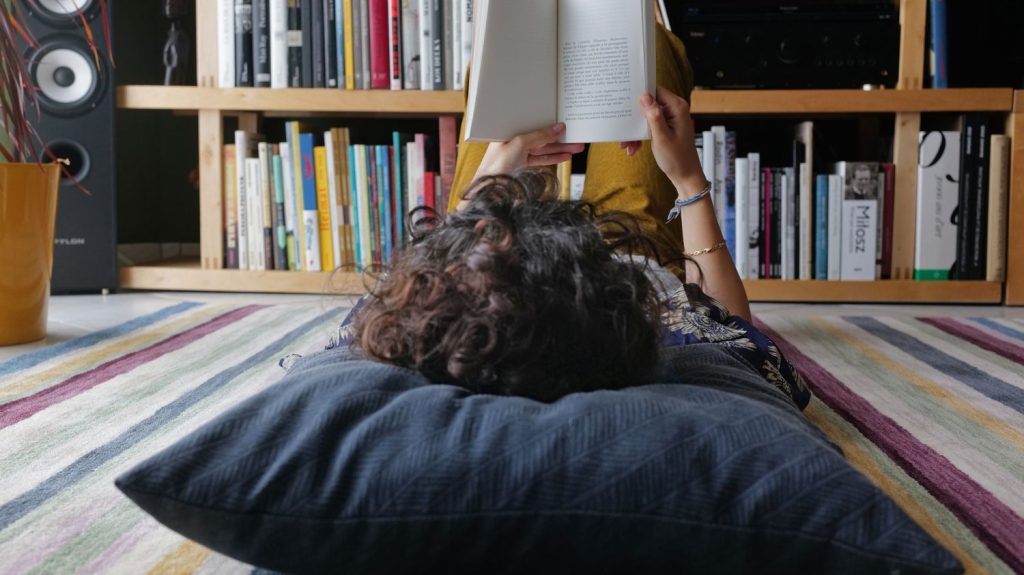 Les jeunes lisent de moins en moins et passent dix fois plus de temps sur les écrans que dans les livres, selon une étude
Un tiers des jeunes âgés de 16 à 19 ans ne lit pas du tout dans le cadre de ses loisirs, d'après un sondage commandité par le Centre national du livre.