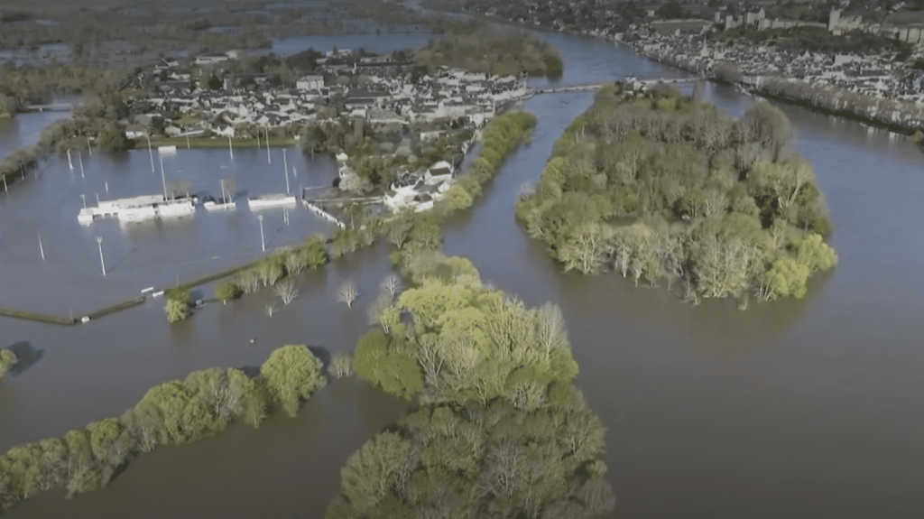 Crues en Saône-et-Loire : des dizaines d’habitants évacués à Chinon
Tout un quartier de Chinon (Saône-et-Loire) a été évacué dans la soirée du dimanche 31 mars. 400 habitants ont passé la nuit chez des amis ou dans des centres d’accueil.
