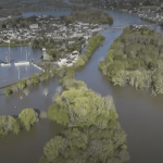 Crues en Saône-et-Loire : des dizaines d’habitants évacués à Chinon
Tout un quartier de Chinon (Saône-et-Loire) a été évacué dans la soirée du dimanche 31 mars. 400 habitants ont passé la nuit chez des amis ou dans des centres d’accueil.