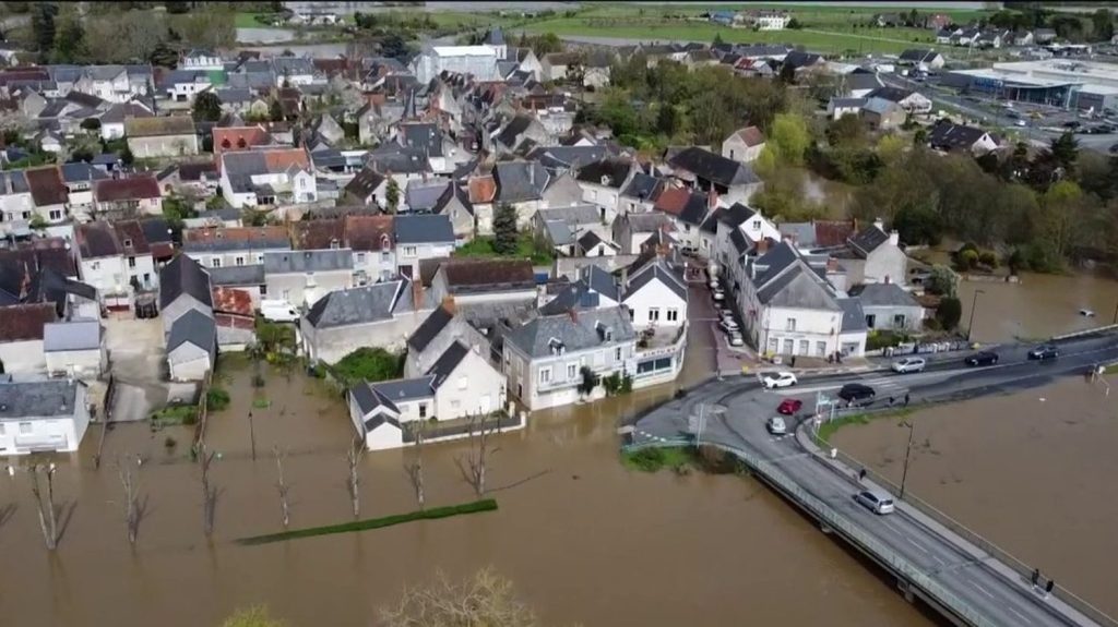 Crues en Indre-et-Loire : de nombreuses habitations évacuées
La Vienne et l'Indre-et-Loire étaient toujours concernées par l'alerte rouge pour crues, dimanche 31 mars. La montée de la Creuse a impacté plusieurs communes.