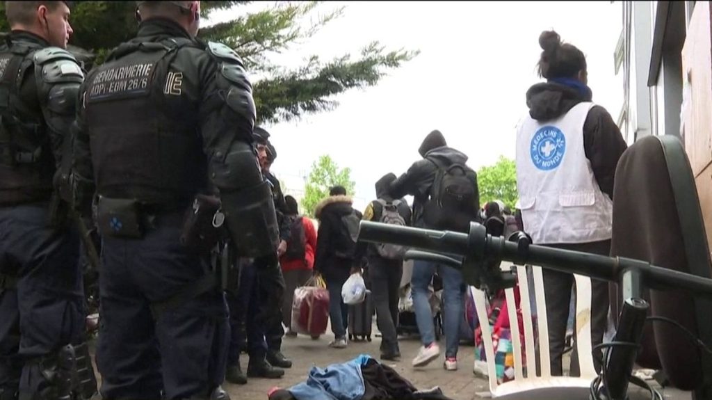 Val-de-Marne : à Vitry-sur-Seine, le plus grand squat de France vidé avant les JO
Quelque 300 personnes ont été évacuées du plus grand squat de France, à Vitry-sur-Seine, dans la matinée du mercredi 17 avril. Les associations demandent des précisions sur les solutions d'hébergement.