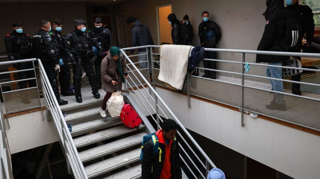 Le plus grand squat de France évacué à Vitry-sur-Seine à l'approche des Jeux de Paris 2024
Plusieurs centaines de personnes, dont des enfants, vivaient dans les locaux désaffectés d'une entreprise.