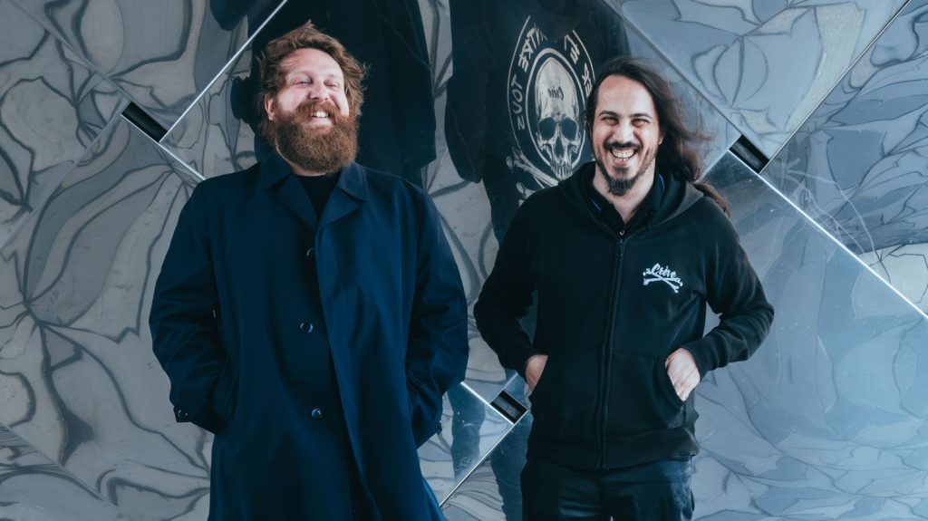 Interview
"Le metal est une musique qui nécessite de l’engagement" : Corentin Charbonnier, co-commissaire de l’exposition "Metal" qui débute à la Philharmonie de Paris
Après plus de cinq décennies de succès, la musique metal est mise à l'honneur pour la première fois dans une riche exposition à la Philharmonie de Paris, qui ouvre ses portes vendredi. L'un de ses deux concepteurs nous éclaire sur ce genre et ses adeptes, souvent incompris.