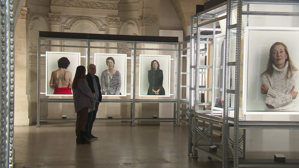 Le regard, plein d’humanité, de la photographe Bettina Rheims sur des femmes détenues au cœur d’une exposition à Bordeaux
C’est Robert Badinter qui lui avait soufflé l’idée. En 2014, la portraitiste des stars a visité plusieurs prisons pour femmes. Une série baptisée "Détenues", exposée jusqu’au 12 mai 2024 à Bordeaux.