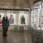 Le regard, plein d’humanité, de la photographe Bettina Rheims sur des femmes détenues au cœur d’une exposition à Bordeaux
C’est Robert Badinter qui lui avait soufflé l’idée. En 2014, la portraitiste des stars a visité plusieurs prisons pour femmes. Une série baptisée "Détenues", exposée jusqu’au 12 mai 2024 à Bordeaux.