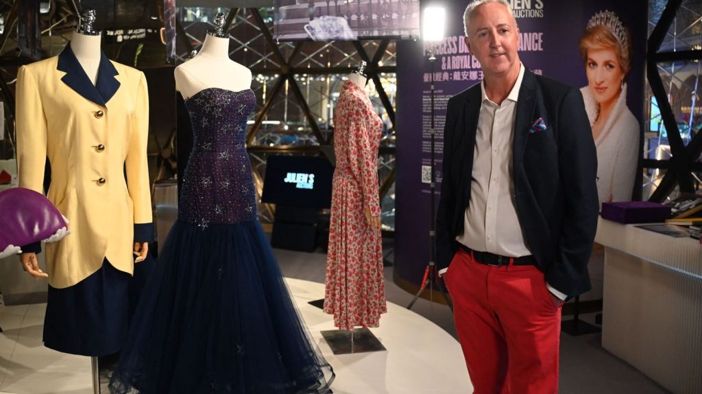 Des robes, des vestes et des accessoires de la princesse Diana exposés à Hong Kong avant une vente aux enchères
La collection de robes, chaussures et sacs de la princesse de Galles est présentée dans un centre commercial de Hong Kong. Les pièces seront ensuite exposées en Irlande avant d'être mises aux enchères en juin.