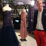 Des robes, des vestes et des accessoires de la princesse Diana exposés à Hong Kong avant une vente aux enchères
La collection de robes, chaussures et sacs de la princesse de Galles est présentée dans un centre commercial de Hong Kong. Les pièces seront ensuite exposées en Irlande avant d'être mises aux enchères en juin.