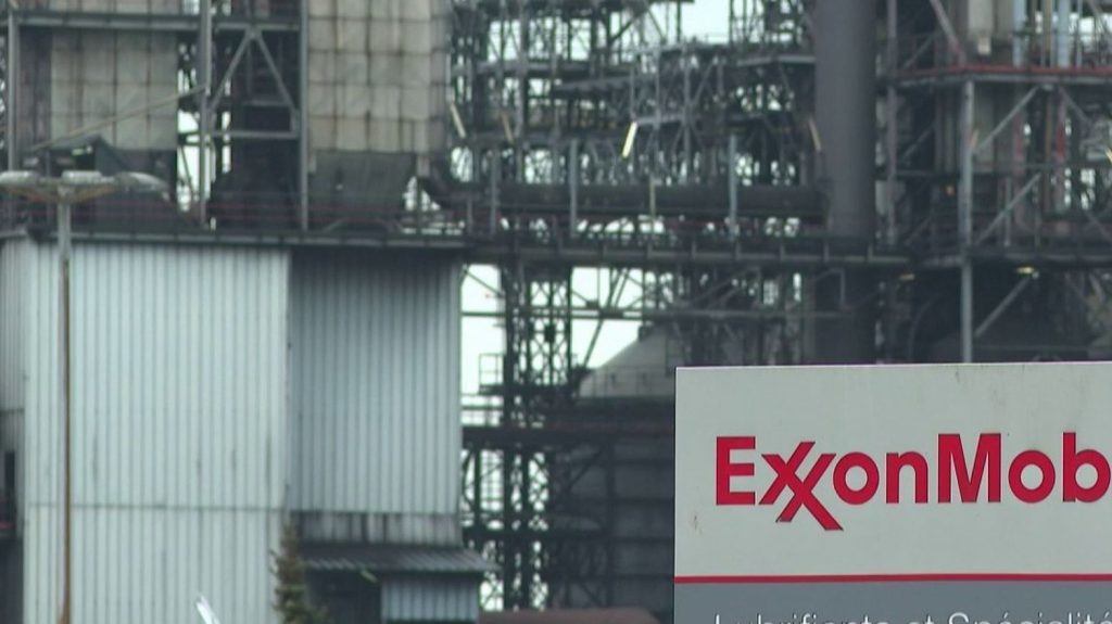 Seine-Maritime : ExxonMobil annonce la suppression de 677 emplois
Le spécialiste de la pétrochimie, Exxon, va supprimer 677 emplois sur le site de Notre-Dame-de-Gravenchon, en Seine-Maritime. Vendredi 12 avril, au lendemain de l'annonce, les salariés sont sous le choc.