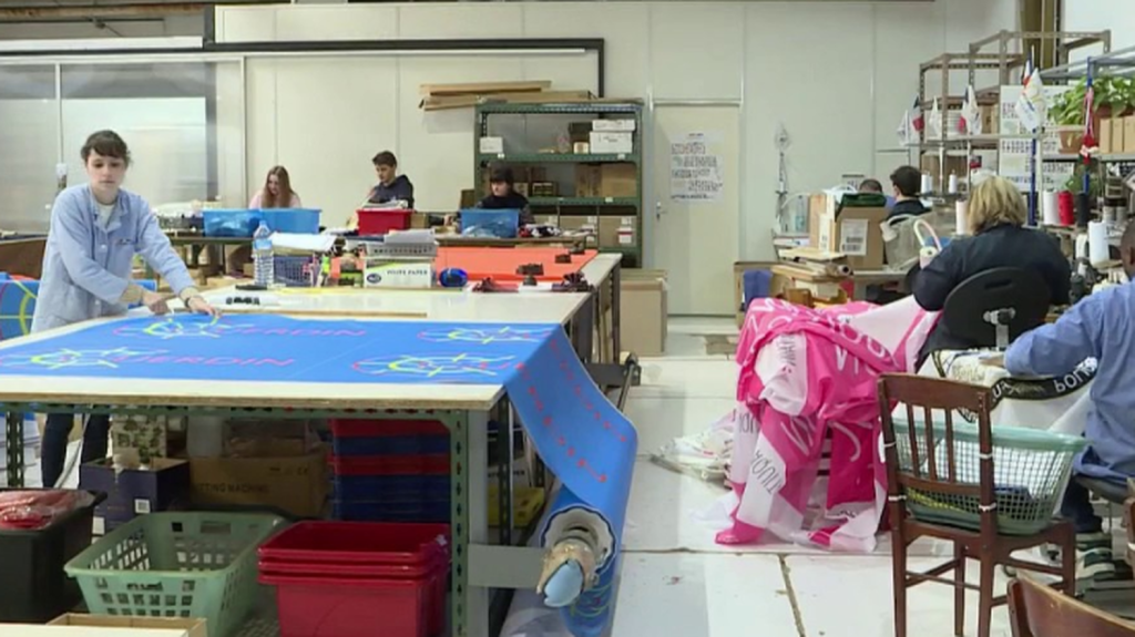 Paris 2024 : une entreprise bordelaise de fabrication de drapeaux tourne à plein régime
À Bordeaux, en Gironde, les couturiers de l'entreprise Dejean Marine doivent assembler 30 000 drapeaux par mois, une production exceptionnelle en vue des Jeux olympiques. L'équipe s'est agrandie pour atteindre cet objectif.