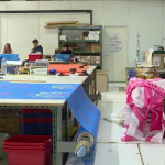 Paris 2024 : une entreprise bordelaise de fabrication de drapeaux tourne à plein régime
À Bordeaux, en Gironde, les couturiers de l'entreprise Dejean Marine doivent assembler 30 000 drapeaux par mois, une production exceptionnelle en vue des Jeux olympiques. L'équipe s'est agrandie pour atteindre cet objectif.