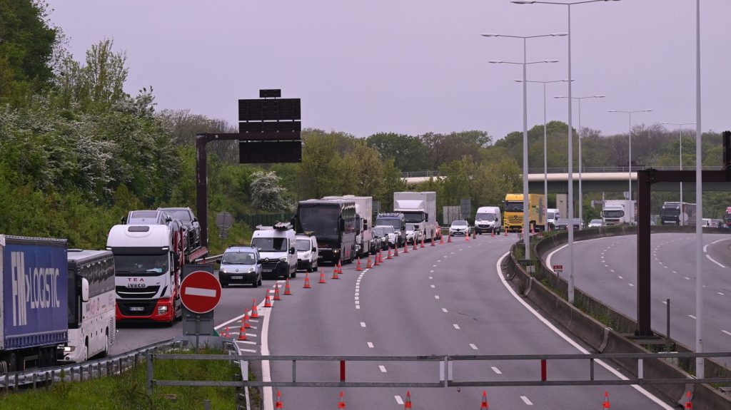 A13 fermée : Valérie Pécresse "demande à l'État de prendre en charge la gratuité de l'A14"
L'autoroute de Normandie est fermée à la circulation entre Paris et Vaucresson (Hauts-de-Seine) jusqu'à lundi inclus. Des fissures sur la chaussée ont été détectées entre le viaduc et le tunnel de Saint-Cloud.