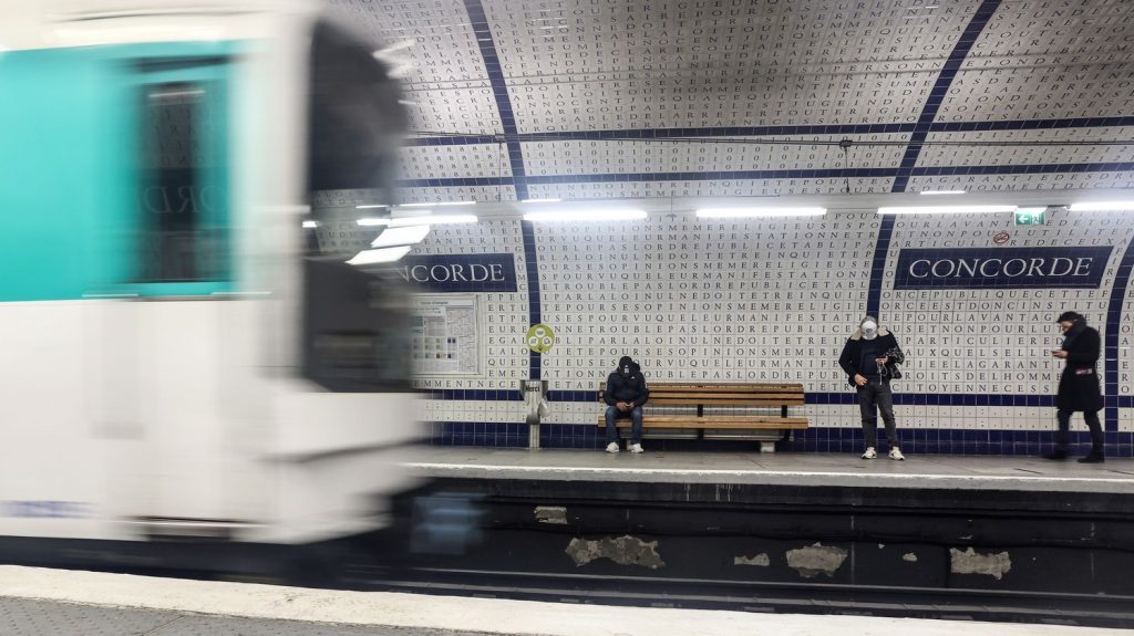 Paris 2024 : la station de métro Concorde fermée progressivement à partir du 12 mai
L'arrêt Concorde ne sera plus desservi par la ligne 12 dès le 17 mai et à compter du 17 juin pour les lignes 1 et 8. Ces fermetures et suspensions temporaires de dessertes sont prévues jusqu'au 21 septembre en raison des Jeux olympiques de Paris 2024.