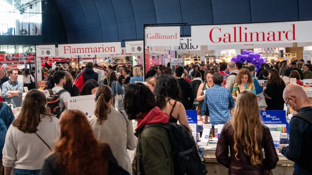 Le Festival du livre de Paris 2024 a rassemblé plus de 100 000 personnes ce week-end
Le Festival du livre de Paris, qui s'est tenu au Grand Palais éphémère près de la tour Eiffel et dans d'autres lieux de la capitale, a attiré 103 000 visiteurs de vendredi à dimanche, ont annoncé ses organisateurs.