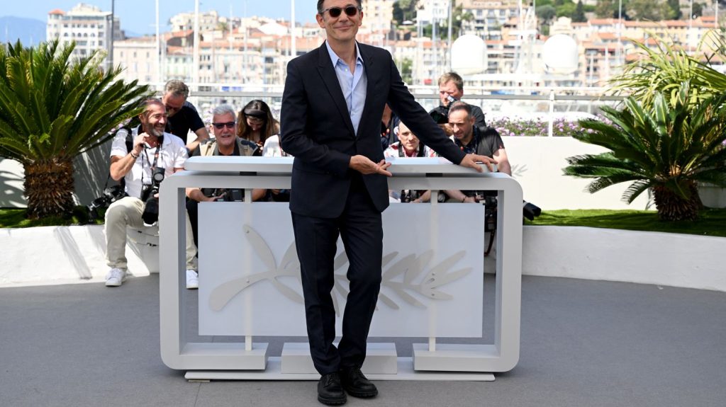 Festival de Cannes 2024 : une douzaine de films ajoutés, dont le film d'animation de Michel Hazanavicius, en compétition
Le Festival de Cannes a complété, lundi, la sélection officielle de la 77e édition avec treize nouveaux films, dont les très attendus Michel Hazanavicius, Oliver Stone et Arnaud Desplechin.