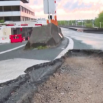 Autoroute A13 : la fissure causée par un mouvement de terrain lié aux pluies abondantes ?
Une fissure de plusieurs mètres sur une route très empruntée, à l’ouest de Paris, a conduit la préfecture des Hauts-de-Seine à fermer une partie de l’autoroute A13, au moins jusqu’à mardi 23 avril.
