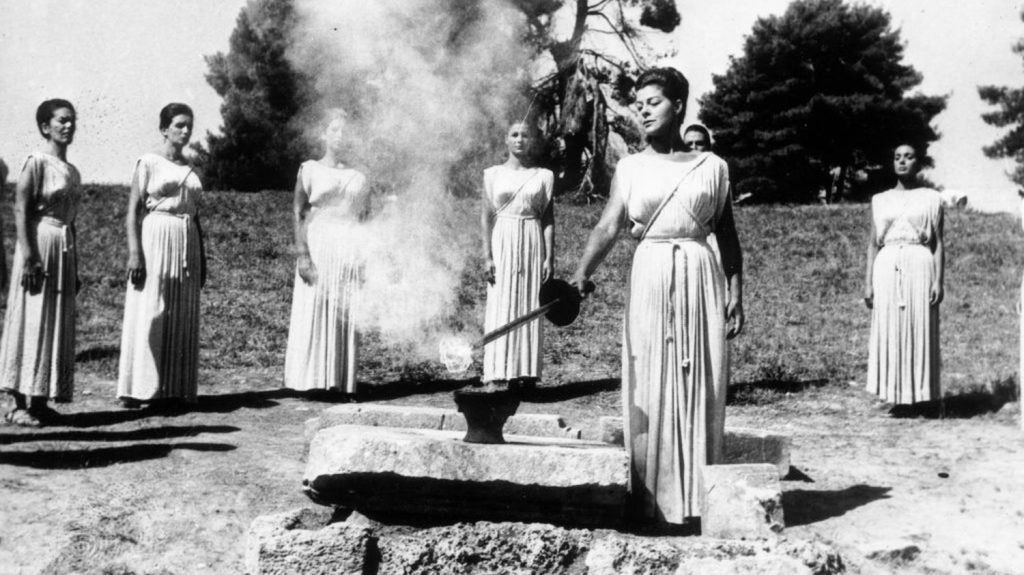 Paris 2024 : Expliquez-nous la tradition de la flamme olympique
Elle va être rallumée mardi 16 avril autour de 11h, à Olympie en Grèce. Ensuite les premiers porteurs de la flamme commenceront à se relayer pour l'amener jusqu'à Paris.
