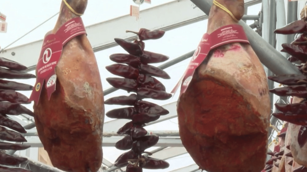 Pyrénées-Atlantiques : des produits de renom à la Foire au jambon de Bayonne
La Foire au jambon de Bayonne, dans les Pyrénées-Atlantiques, se tient en ce moment. L'occasion de découvrir des produits labellisés et de renom.