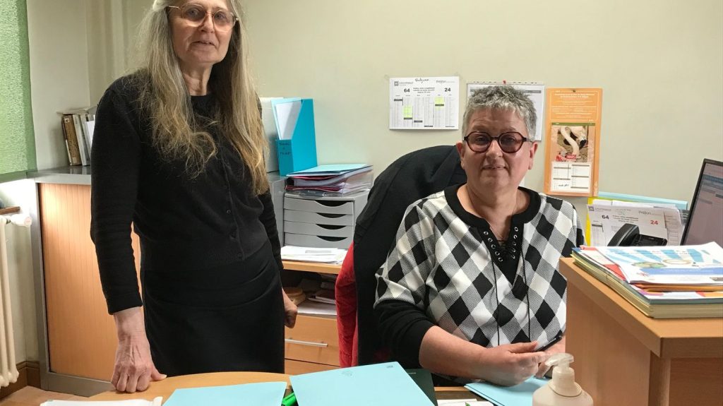 Reportage
"On a été pris au dépourvu" : dans les communes rurales, la fonction publique recherche désespérément des secrétaires de mairie
Les secrétaires de mairie sont essentielles dans les communes rurales mais le métier peine à recruter. D’ici cinq ans, un tiers des postes pourrait être vacant. Pour y faire face, le gouvernement promet des revalorisations.