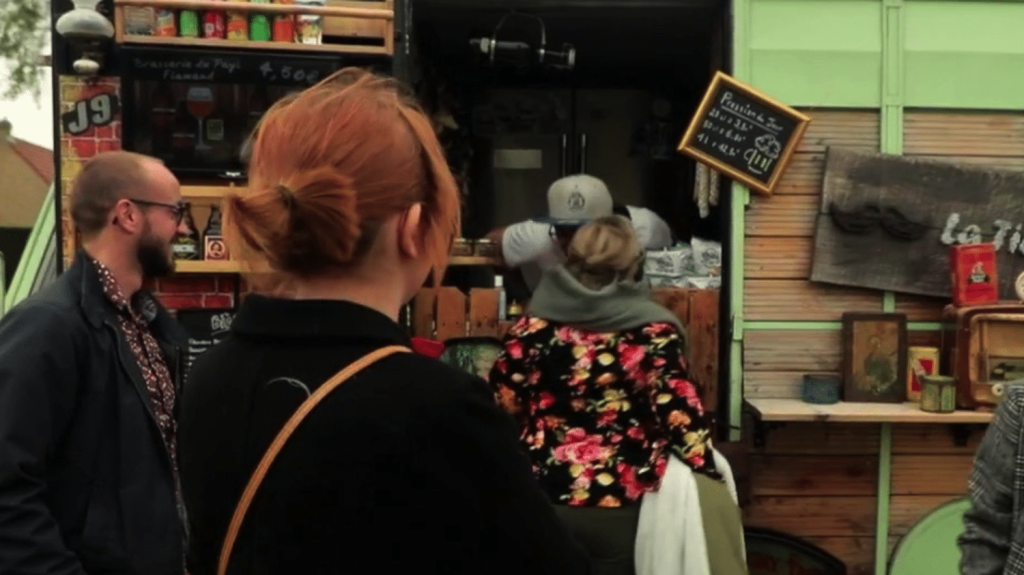 Restauration : le succès des "food-trucks" à la campagne
Si les food-trucks subissent la concurrence en zone urbaines, ces camions restaurants ont un succès fou dans les campagnes.