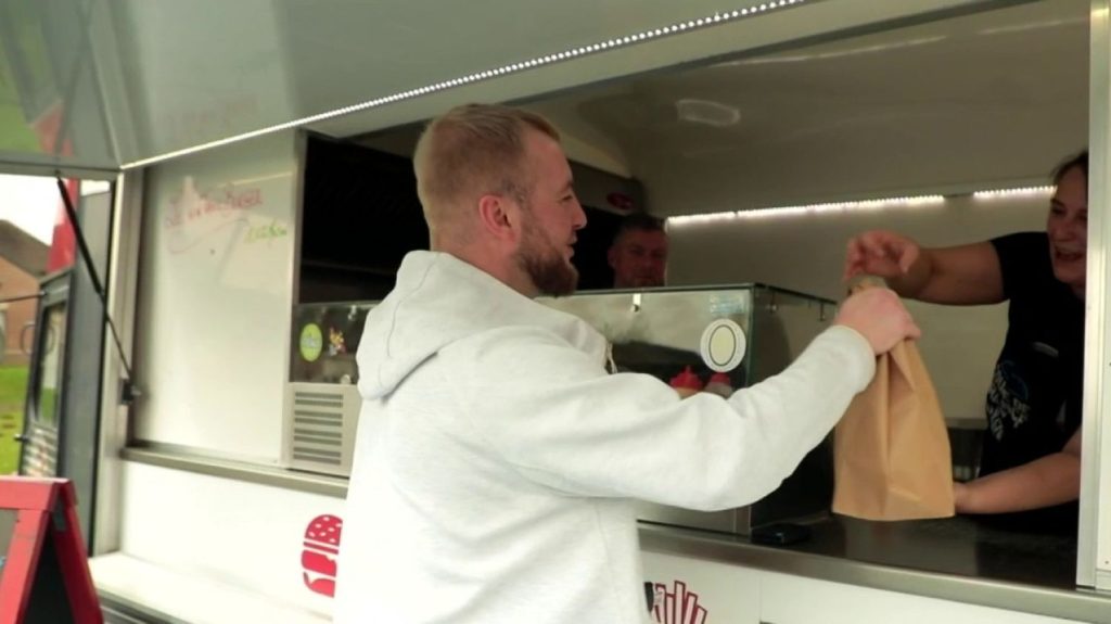 Restauration : quand les food-trucks privilégient la campagne
À la campagne, des food-trucks sillonnent les petits villages, pour le plus grand bonheur des habitants. Ils remplacent même parfois les bars ou restaurants qui ont disparu. Reportage.