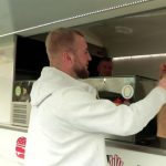Restauration : quand les food-trucks privilégient la campagne
À la campagne, des food-trucks sillonnent les petits villages, pour le plus grand bonheur des habitants. Ils remplacent même parfois les bars ou restaurants qui ont disparu. Reportage.