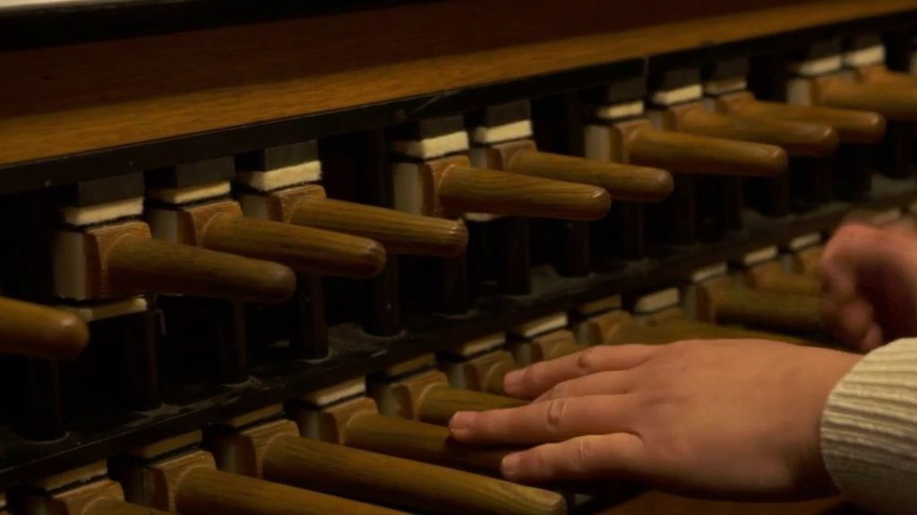 Belgique : une école de sonneurs de cloches forme les carillonneurs de demain
La ville de Malines, en Belgique, est la capitale du carillon. Instrument rare, la toute première école de carillonneur du monde a été fondée dans cette cité flamande.