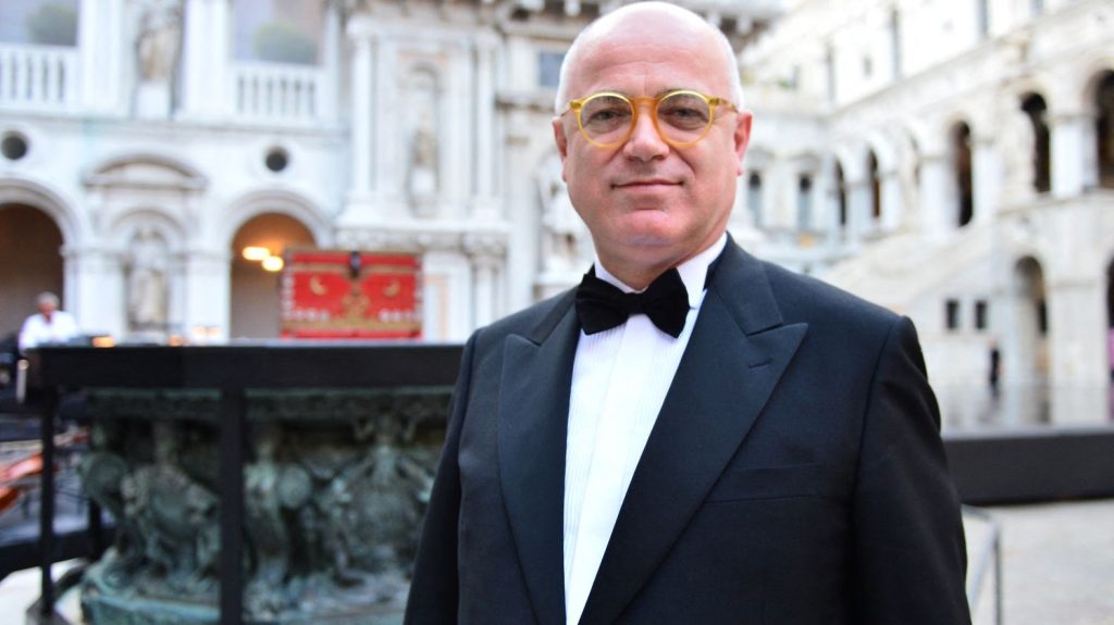 L'Italien Fortunato Ortombina succède au Français Dominique Meyer à la direction de La Scala de Milan
Les musiciens de l'Orchestre de la Scala de Milan avaient demandé la prolongation pour deux ans du Français Dominique Meyer à la tête de l'établissement, mais le gouvernement Meloni a préféré appuyer la nomination d'un Italien, Fortunato Ortombina, directeur de la Fenice.