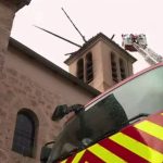 Aveyron : la foudre frappe le clocher d’une église
La foudre a endommagé le clocher de l’église de Veyreau (Aveyron), dans la nuit du lundi 8 au mardi 9 avril. Les pompiers ont déployé d'importants moyens.