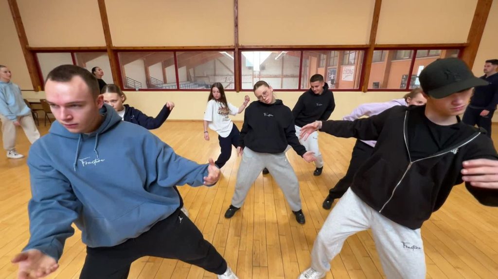 Qualifiée pour la finale de World of Dance, la troupe de danse hip-hop Fracture lance une cagnotte pour financer le voyage en Californie
Vainqueurs de la sélection française du concours World of Dance 2024, ils sont attendus à Los Angeles cet été pour se mesurer à l’élite mondiale de la danse hip-hop. Un rêve américain qui a un coût : 30 000 euros. Amateurs, ils viennent d’ouvrir une cagnotte en ligne.