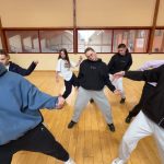 Qualifiée pour la finale de World of Dance, la troupe de danse hip-hop Fracture lance une cagnotte pour financer le voyage en Californie
Vainqueurs de la sélection française du concours World of Dance 2024, ils sont attendus à Los Angeles cet été pour se mesurer à l’élite mondiale de la danse hip-hop. Un rêve américain qui a un coût : 30 000 euros. Amateurs, ils viennent d’ouvrir une cagnotte en ligne.