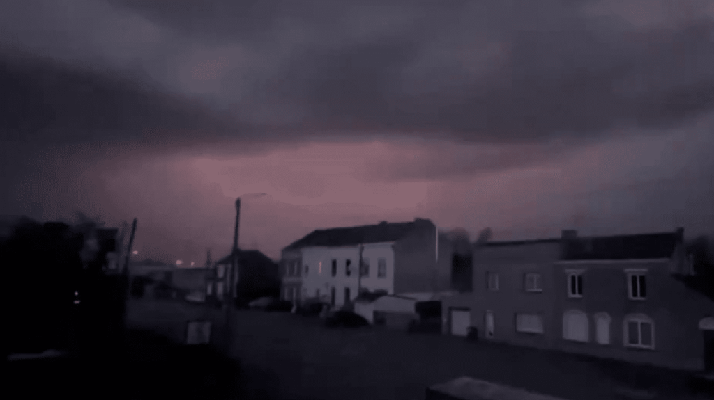 Orages : 25 000 éclairs détectés en France en seulement six heures
25 000 éclairs ont été détectés en France en seulement six heures, dans la soirée du lundi 8 avril, d'après l'observatoire Keraunos. Des orages enregistrés sur une diagonale s'étalant des Pyrénées-Atlantiques au Nord.