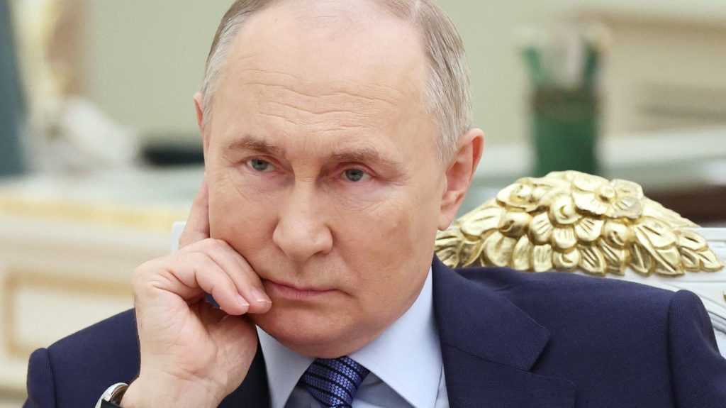80 ans du Débarquement sans Poutine : vers un casse-tête diplomatique pour la France ?
La Russie, mais sans son président, sera bien conviée aux célébrations du "D-Day" en juin, au nom de sa contribution à la victoire sur l'Allemagne nazie. Côté Français, on reste évasif, d’autant que les derniers contacts officiels avec le Kremlin ont pu échauder.