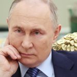 80 ans du Débarquement sans Poutine : vers un casse-tête diplomatique pour la France ?
La Russie, mais sans son président, sera bien conviée aux célébrations du "D-Day" en juin, au nom de sa contribution à la victoire sur l'Allemagne nazie. Côté Français, on reste évasif, d’autant que les derniers contacts officiels avec le Kremlin ont pu échauder.